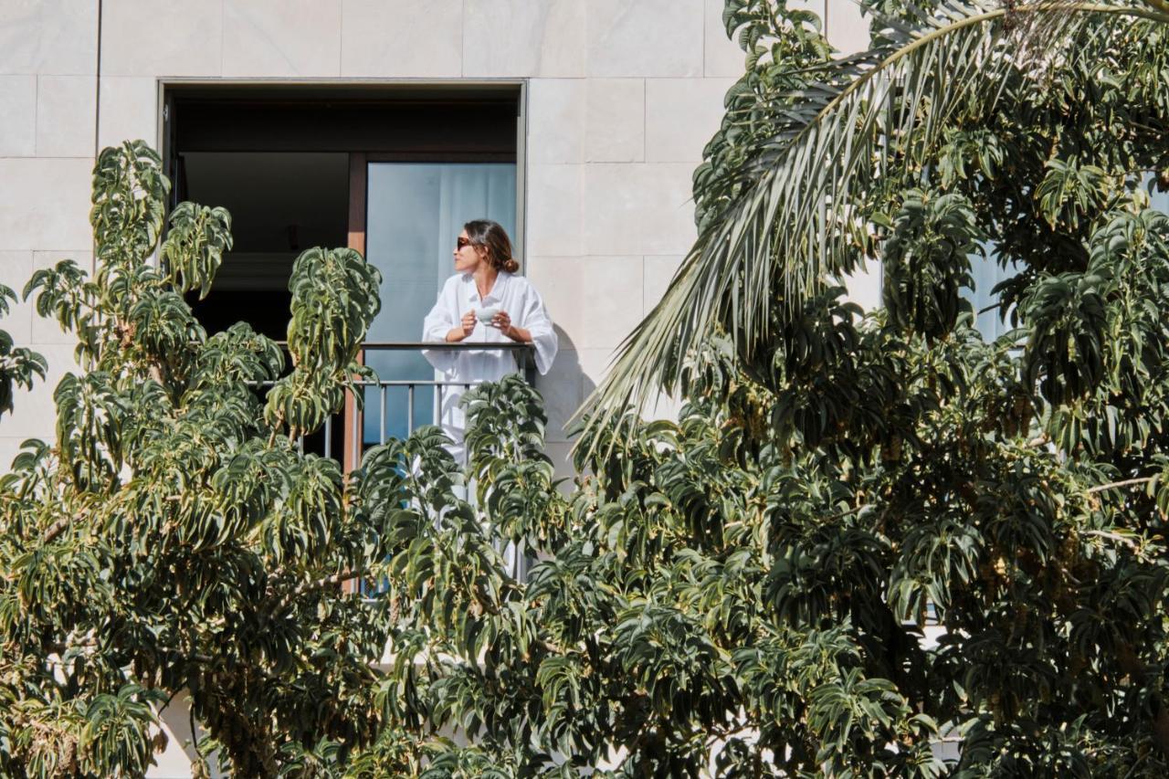 El Llorenc Parc De La Mar - Adults Only Palma de Mallorca Buitenkant foto A woman on a balcony in Madrid, Spain
