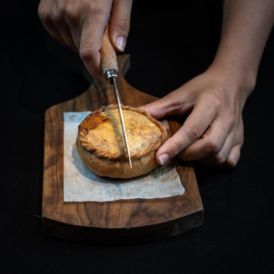 El Llorenc Parc De La Mar - Adults Only Palma de Mallorca Buitenkant foto A pork and apple pie being cut