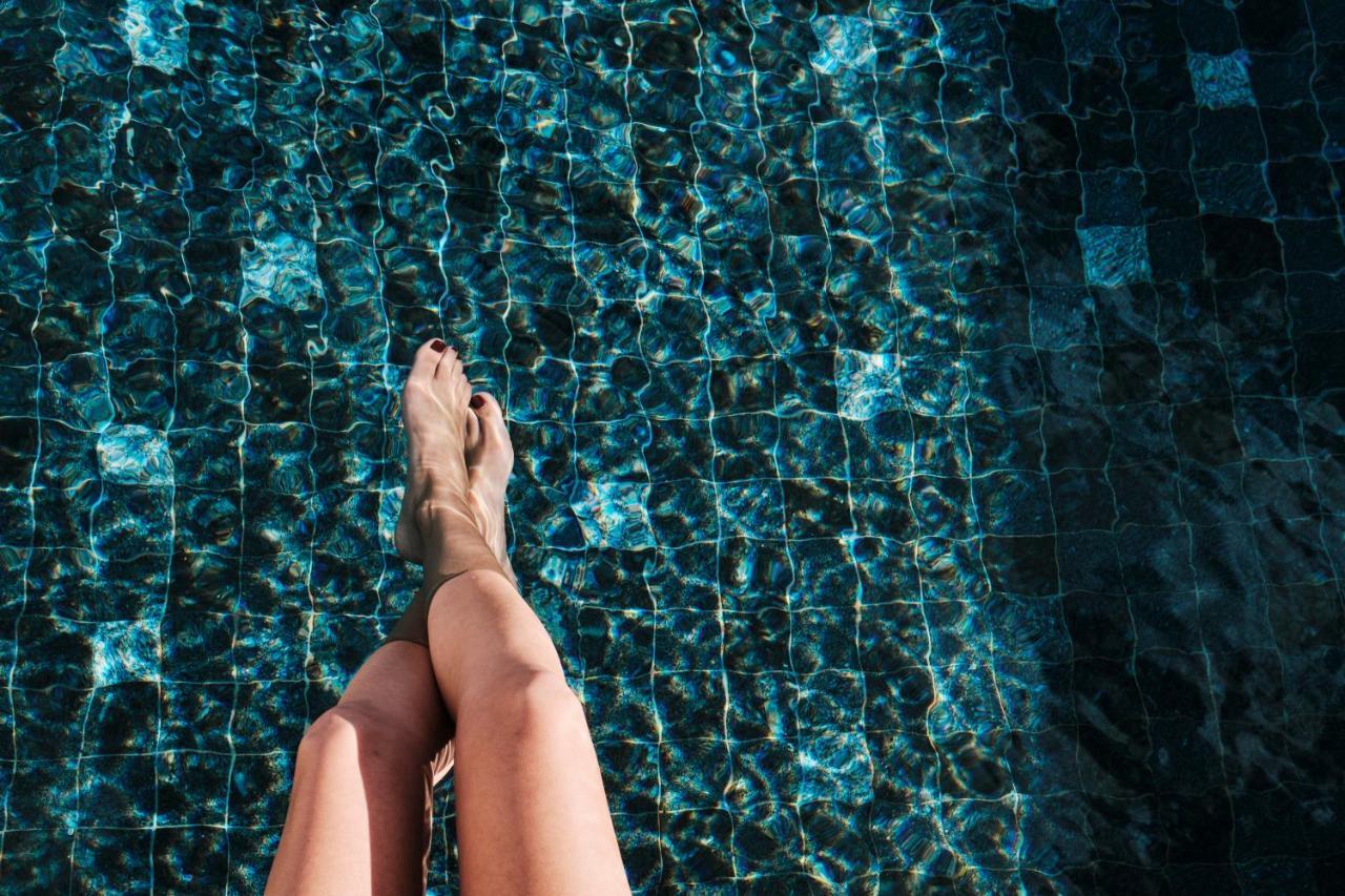 El Llorenc Parc De La Mar - Adults Only Palma de Mallorca Buitenkant foto A woman's feet in a swimming pool