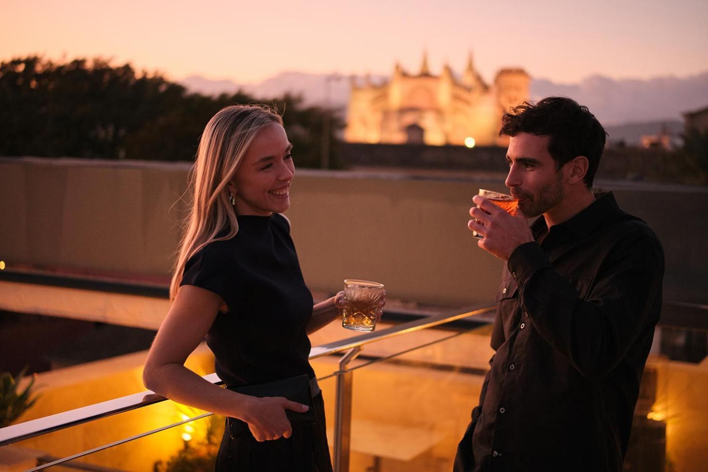 El Llorenc Parc De La Mar - Adults Only Palma de Mallorca Buitenkant foto A couple drinking cognac