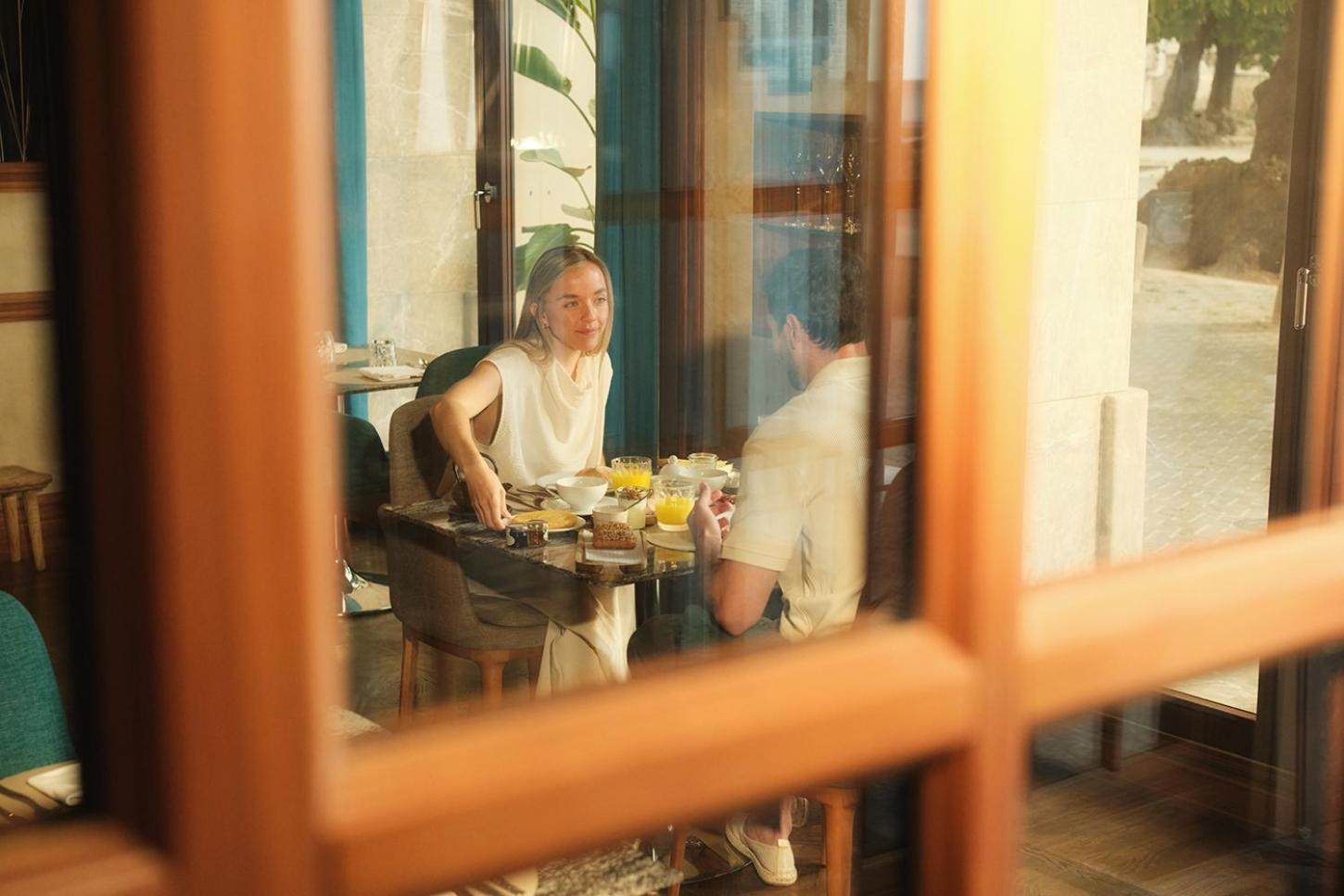 El Llorenc Parc De La Mar - Adults Only Palma de Mallorca Buitenkant foto A woman eating at a restaurant in Tbilisi