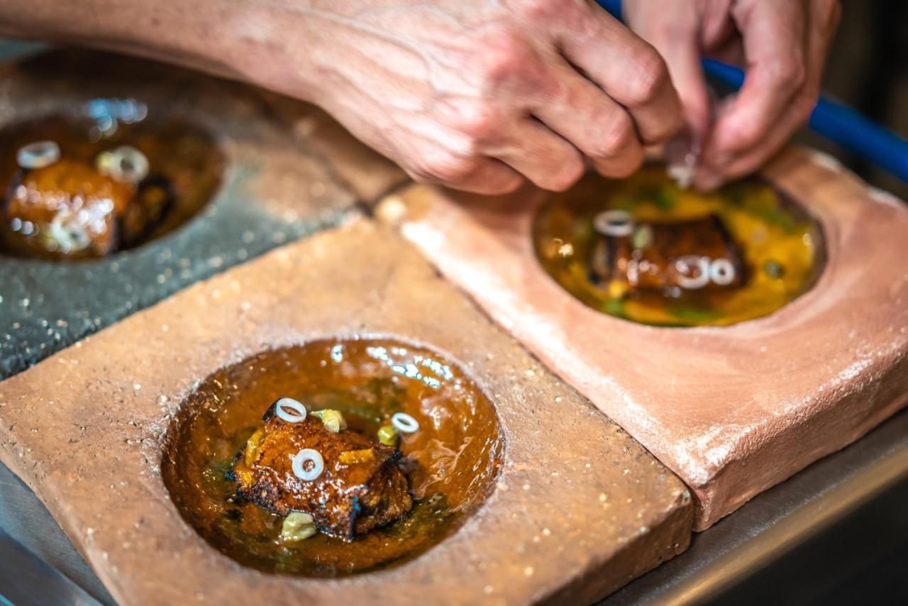 El Llorenc Parc De La Mar - Adults Only Palma de Mallorca Buitenkant foto A chef prepares a dish at the restaurant